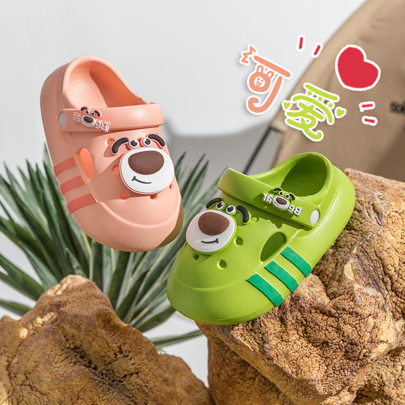 Những cái móng hang trẻ con, những chàng trai và cô gái da màu mùa hè trong nhà và ngoài cửa xe trượt tuyết dễ thương của Eva.