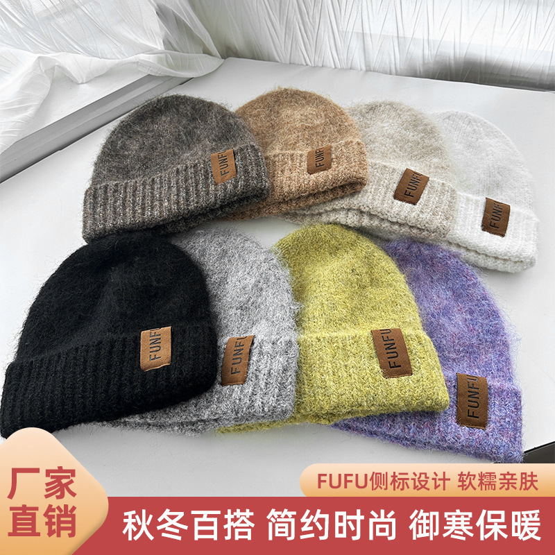 ♪ Một người phụ nữ đội một cái nón cũ trên tai ♪