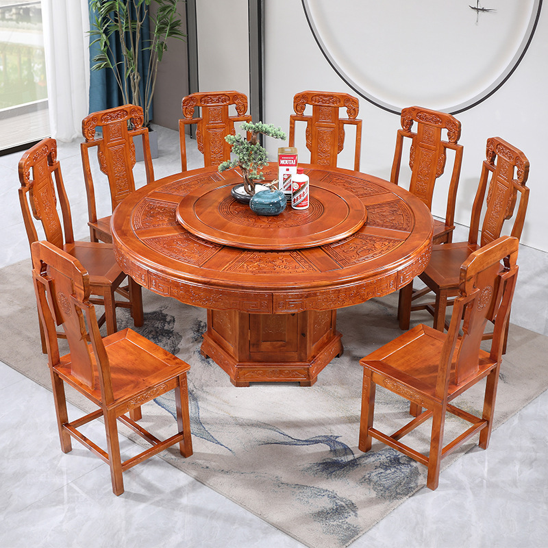 Một cái bàn đầy bàn gỗ và ghế, với một dây nịt quay, với một cái bàn gỗ sồi ở giữa một nhà điêu khắc cổ đại.