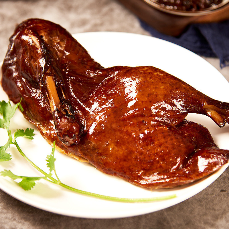 Hee Hye's red bag with 500 G of the classic Beijing-specific vacuum duck with his whole hand torn torque.