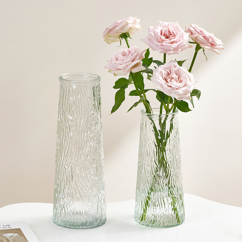 Transparent glass vases, a simple, modern-day water, rose lilies, rich and rich.