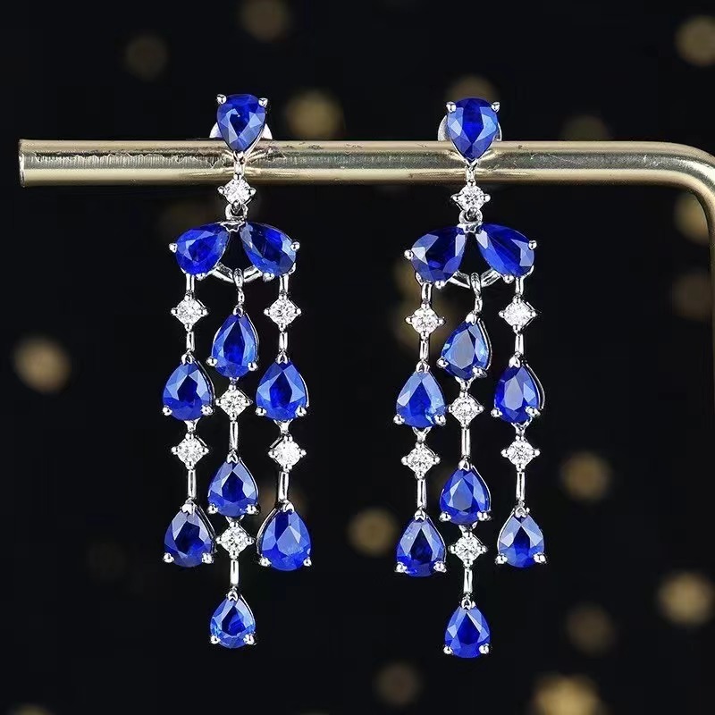 Animated with a natural blue sapphire of Sri Lanka with 4.8 carats of 18k gold earrings.