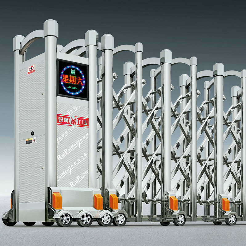 Các cửa băng giá bằng thép không gỉ tự động được gấp lại bởi sự xa hoa của các trường học trong sân.