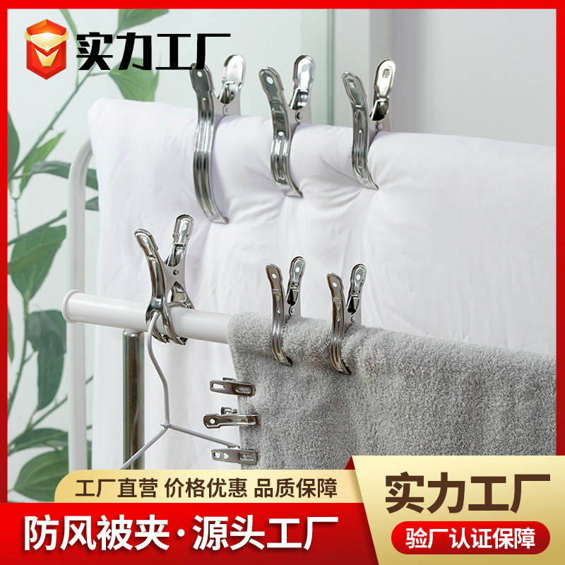 Dây thép không gỉ ở nhà với quần áo khô và mền, lò xo và hải cẩu ăn vặt.