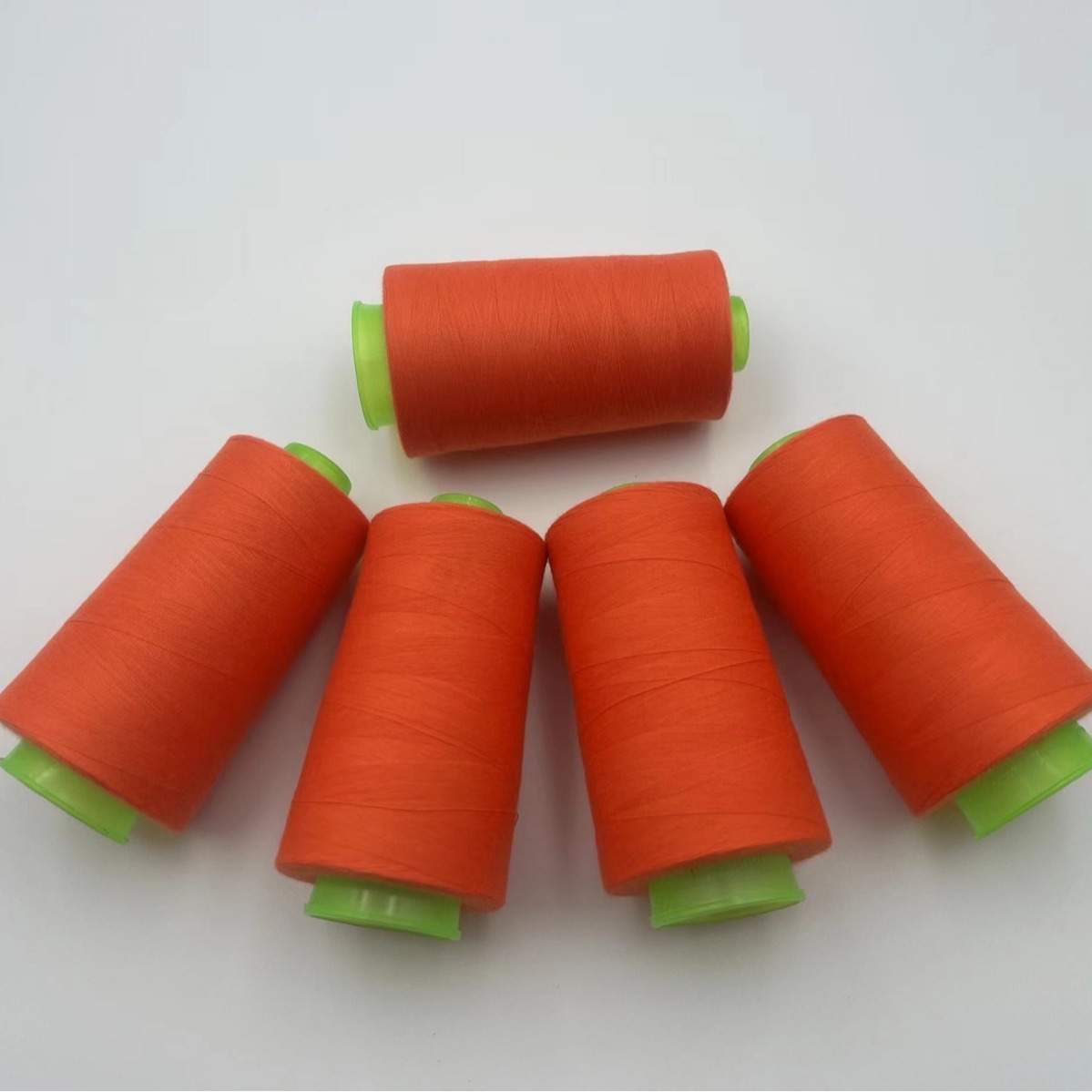"Biểu diễn" cộng với 40/2. Đường may màu, máy may, đường pagoda.