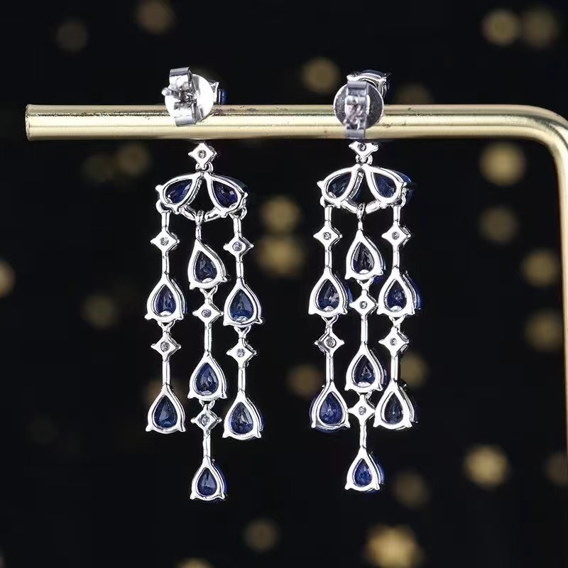 Animated with a natural blue sapphire of Sri Lanka with 4.8 carats of 18k gold earrings.