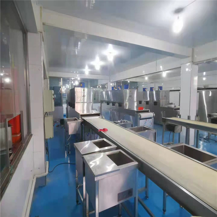 Using an extensive microwave heating tunnel furnace, the student feeding microwave heating channel.