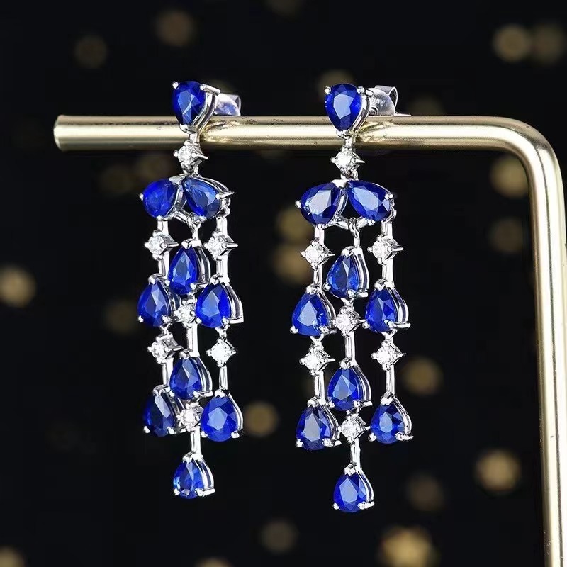 Animated with a natural blue sapphire of Sri Lanka with 4.8 carats of 18k gold earrings.