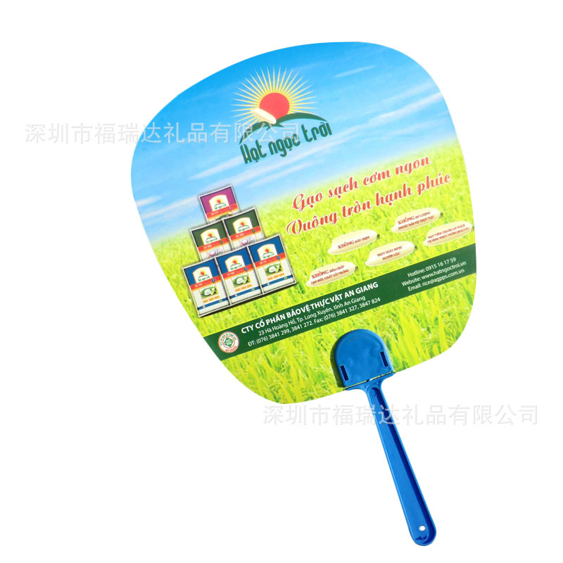 Quảng cáo quảng cáo, quảng cáo bằng nhựa, làm cho O nắm chặt quạt.