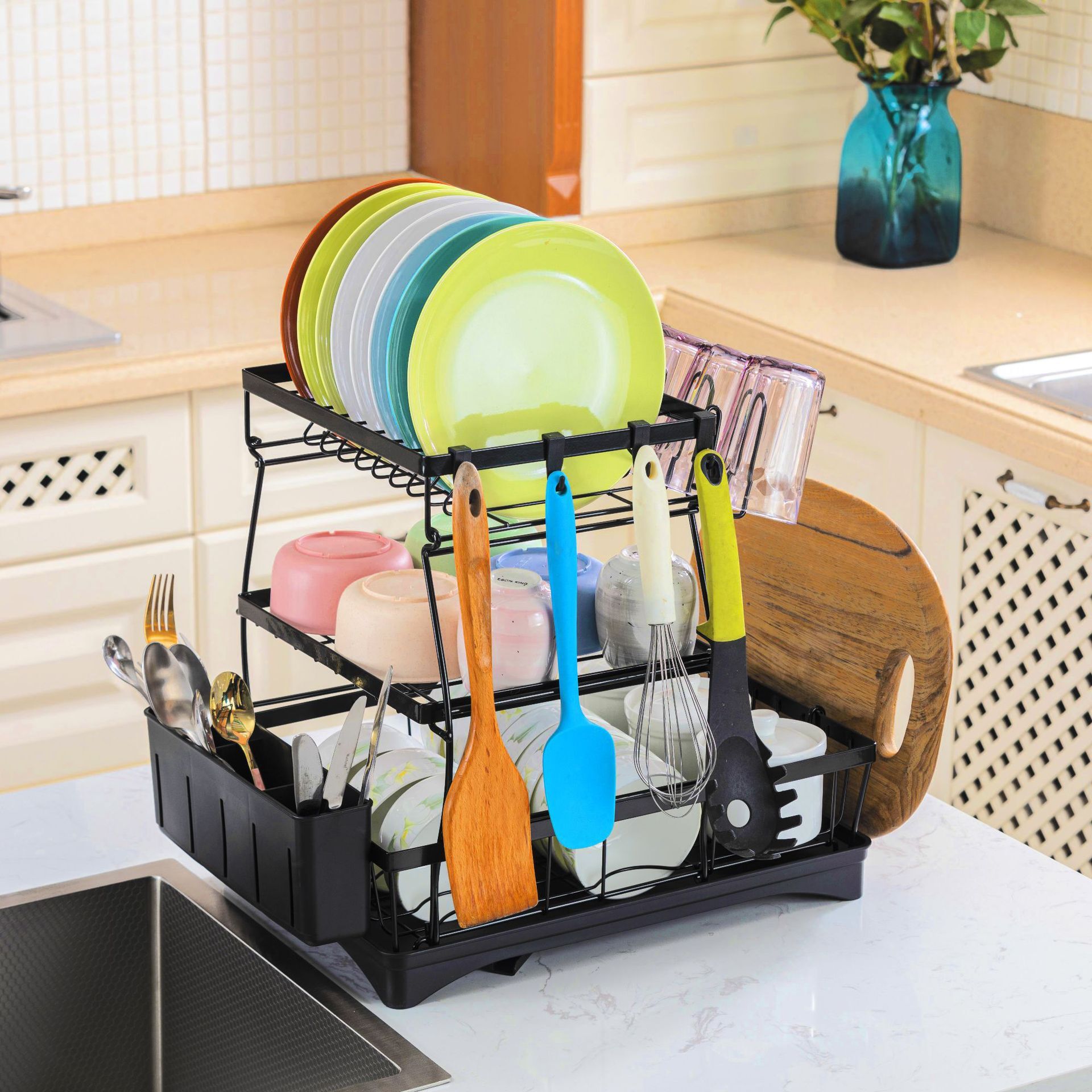Một tô nhựa đường được chuẩn bị trên bàn của một tô đũa và xe nâng cạnh bồn rửa.