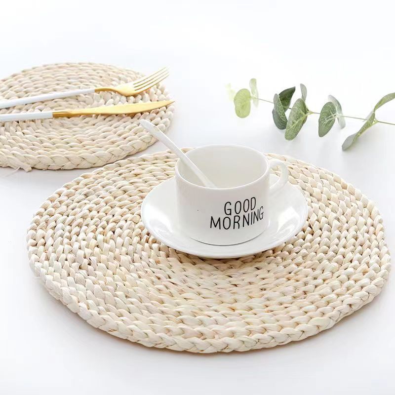 Artisanal natural corn-coated mats, insulated with thick insulation mats and hot table mats
