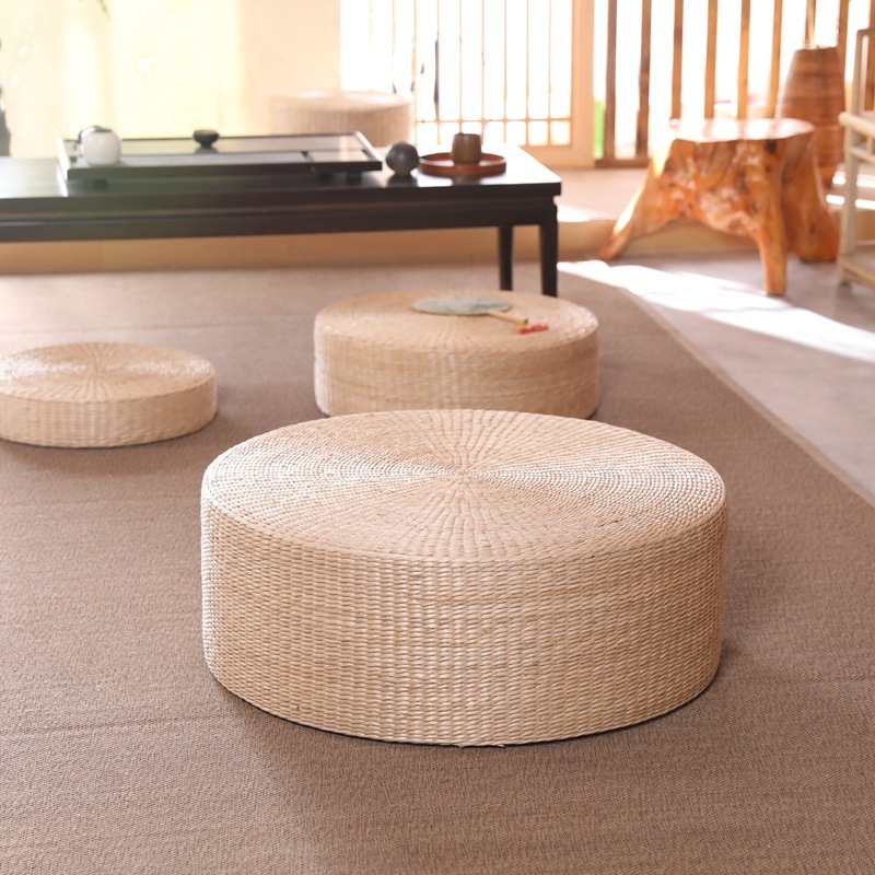Đoàn dân ngồi trên một tấm thảm bằng thảo dược và ngồi nhà với một cháo sứ làn đường trà.