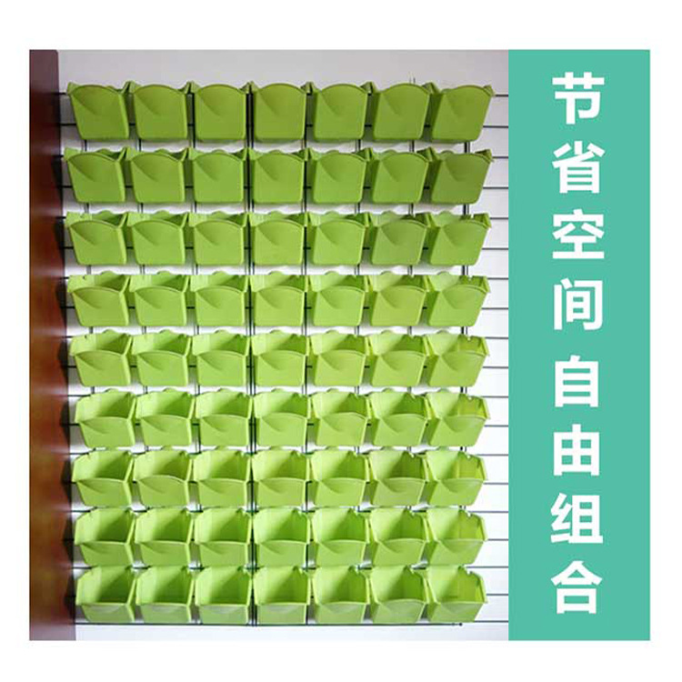 Sự kết hợp giữa những bó hoa DIY của ban công vải nhung nhựa với những bó hoa tường trong nhà vệ sinh