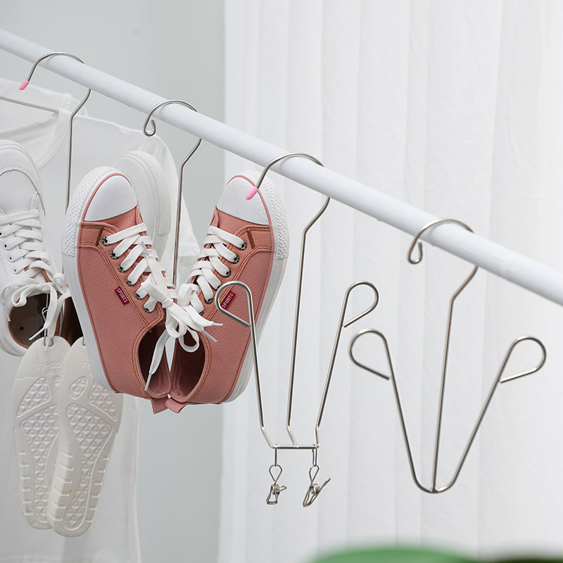 Đôi giày chống gió gắn với dây treo giày