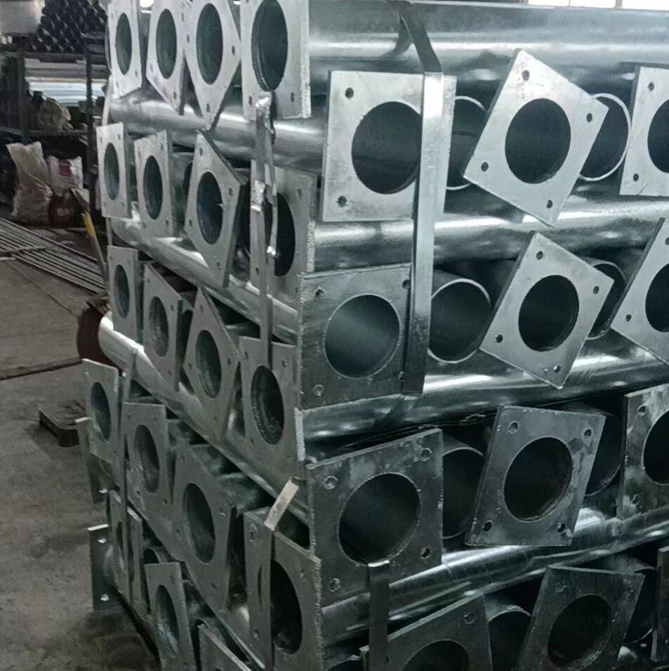 The Shandong Delhi plant custom-made steel poles to sample and process custom steel tube welding and crash-proof pillars.