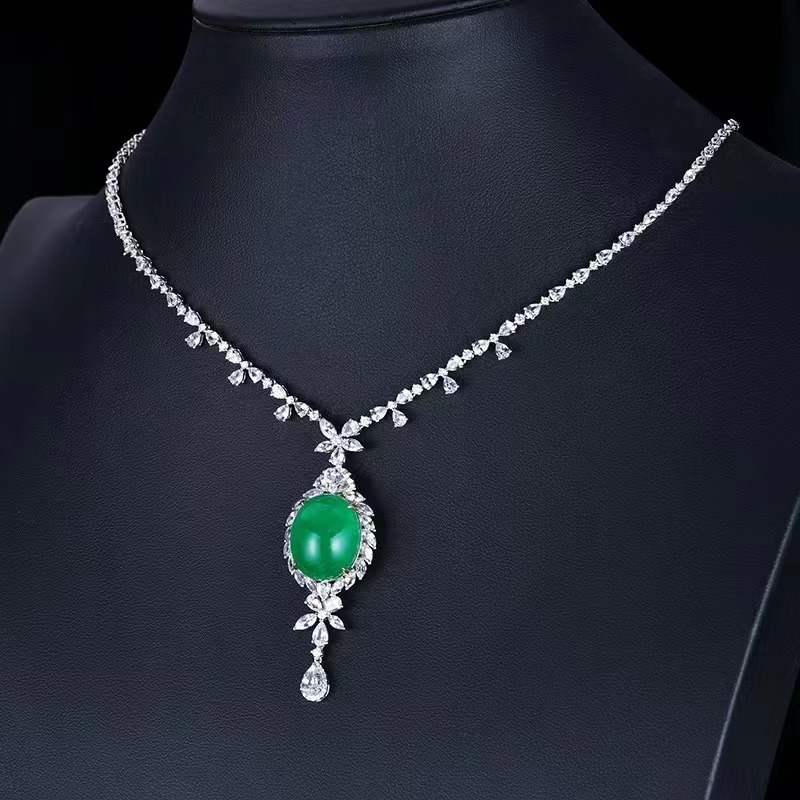 The new collection of 16.58 large carats of Brazilian pigeon eggs, natural grandmothers of green necklaces of 18K gold diamond necklaces.