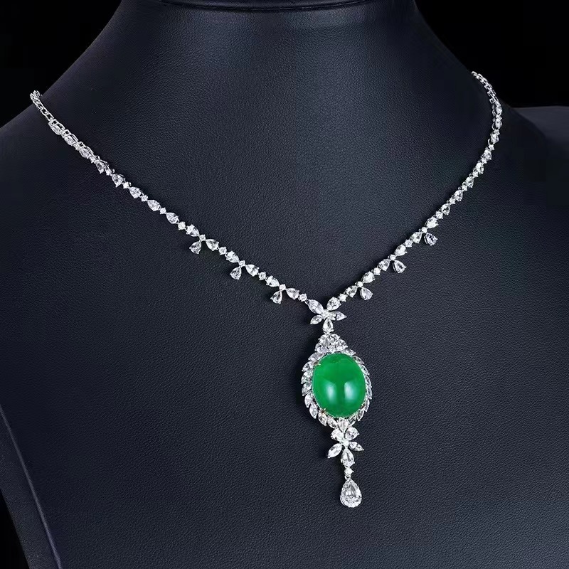 The new collection of 16.58 large carats of Brazilian pigeon eggs, natural grandmothers of green necklaces of 18K gold diamond necklaces.