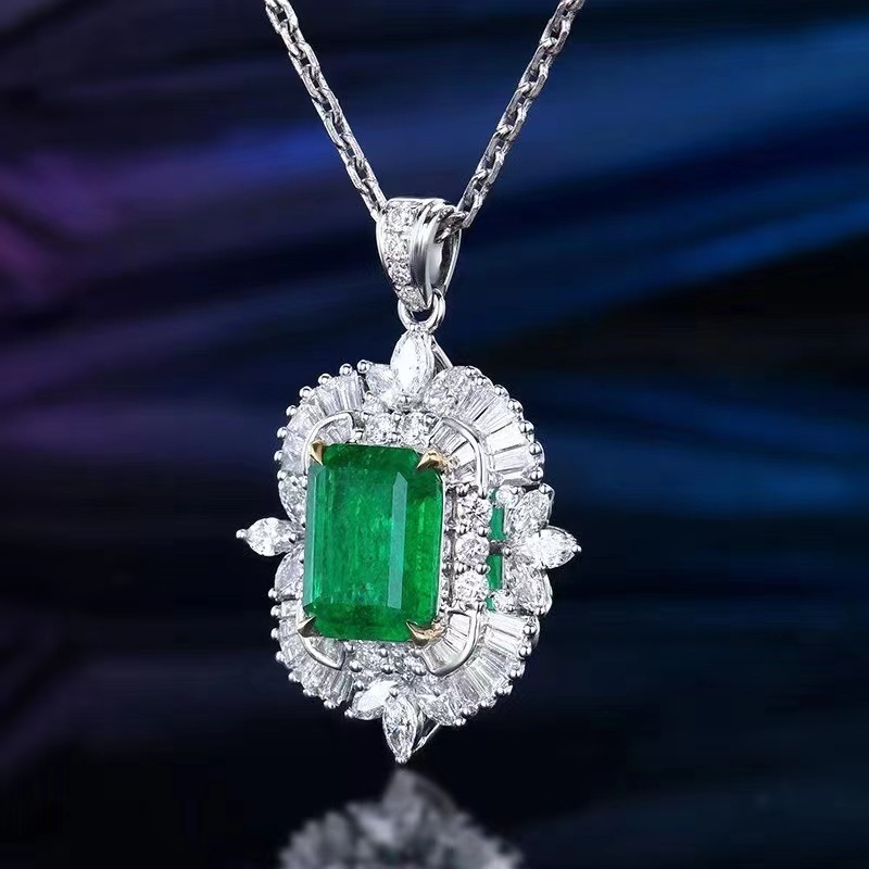 New piece of Zambia's natural grandmother's green locket pin double-use 7.2 carats of 18-k gold diamond squares.