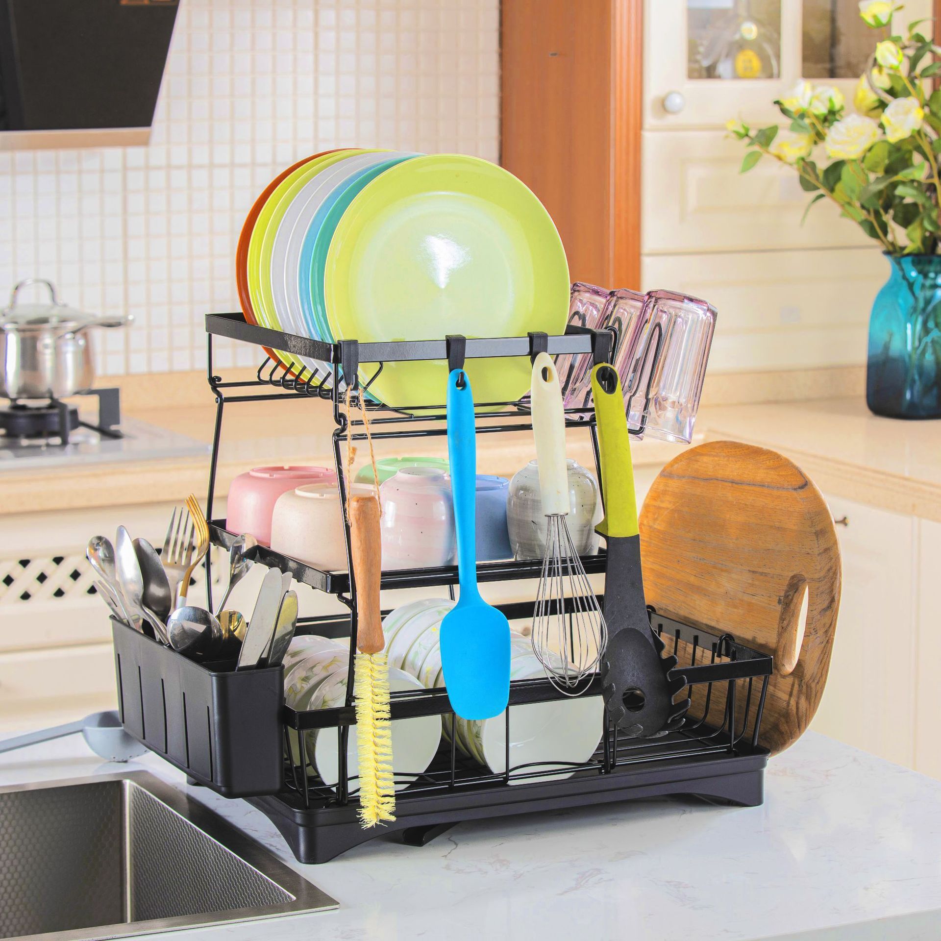 Một tô nhựa đường được chuẩn bị trên bàn của một tô đũa và xe nâng cạnh bồn rửa.