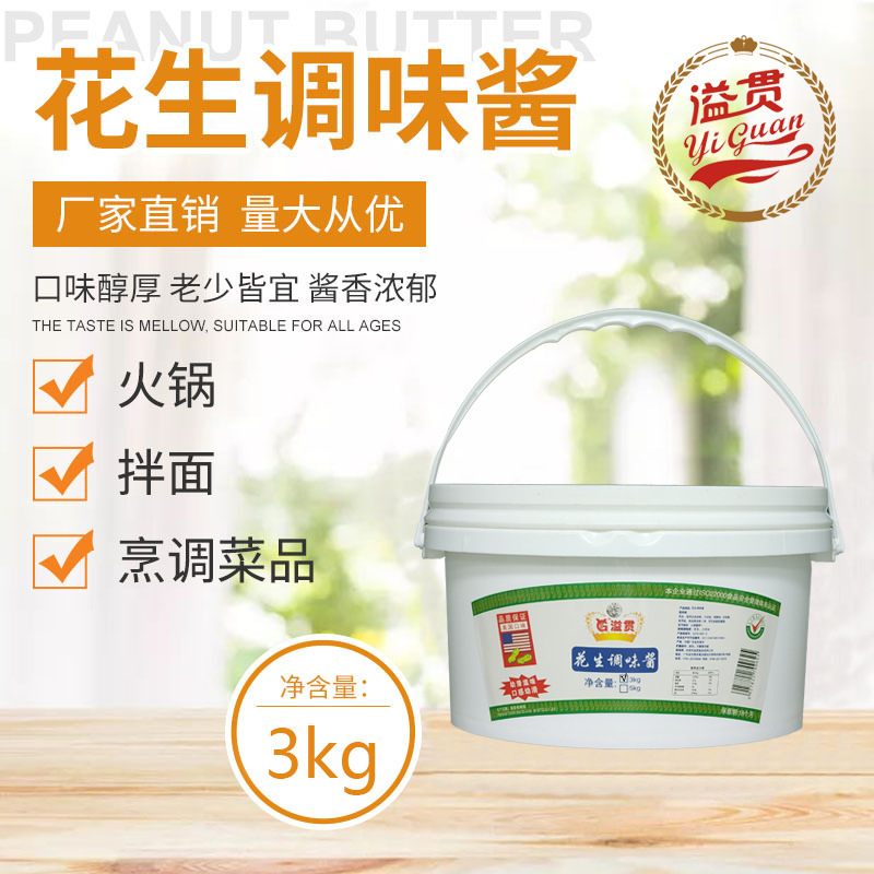 Bánh mì, bánh mì và nước sốt.