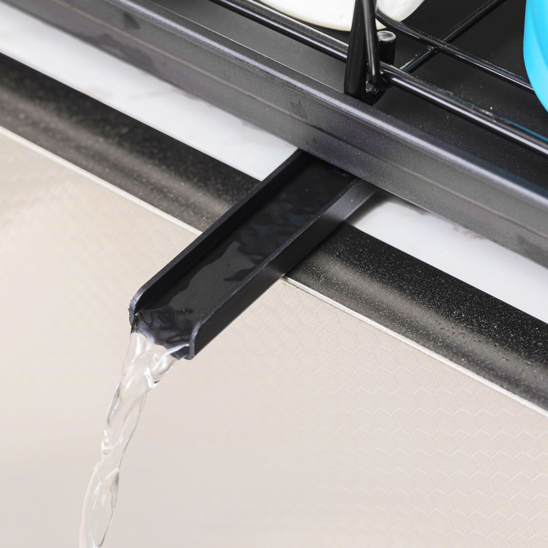 Một tô nhựa đường được chuẩn bị trên bàn của một tô đũa và xe nâng cạnh bồn rửa.