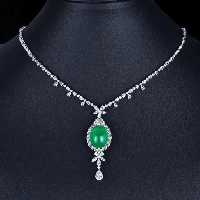 The new collection of 16.58 large carats of Brazilian pigeon eggs, natural grandmothers of green necklaces of 18K gold diamond necklaces.