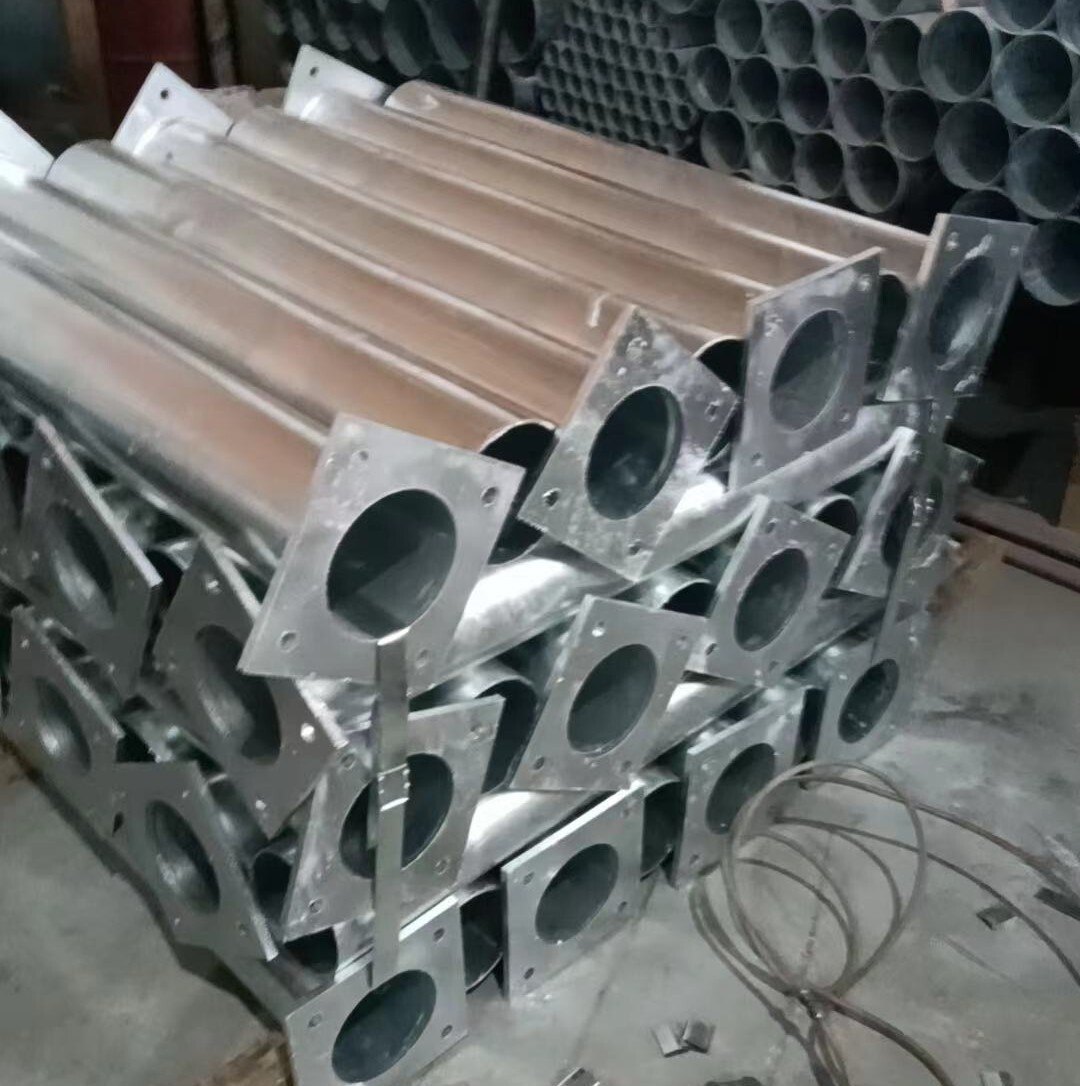 The Shandong Delhi plant custom-made steel poles to sample and process custom steel tube welding and crash-proof pillars.