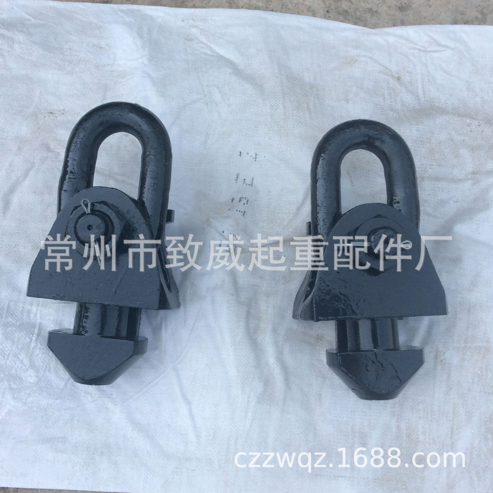 The container's lock, with a lot of weight from Changzhou.