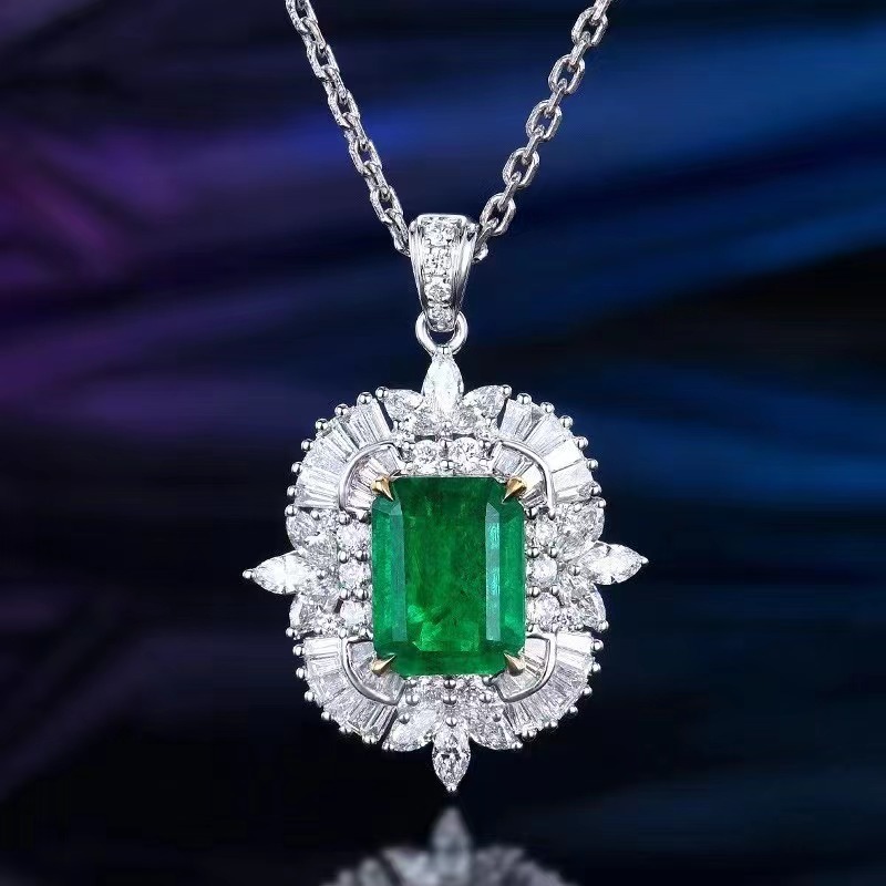 New piece of Zambia's natural grandmother's green locket pin double-use 7.2 carats of 18-k gold diamond squares.