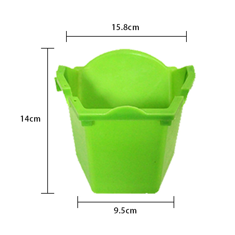 Sự kết hợp giữa những bó hoa DIY của ban công vải nhung nhựa với những bó hoa tường trong nhà vệ sinh