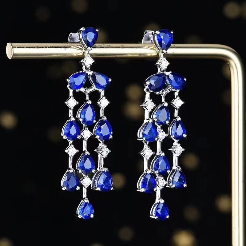 Animated with a natural blue sapphire of Sri Lanka with 4.8 carats of 18k gold earrings.