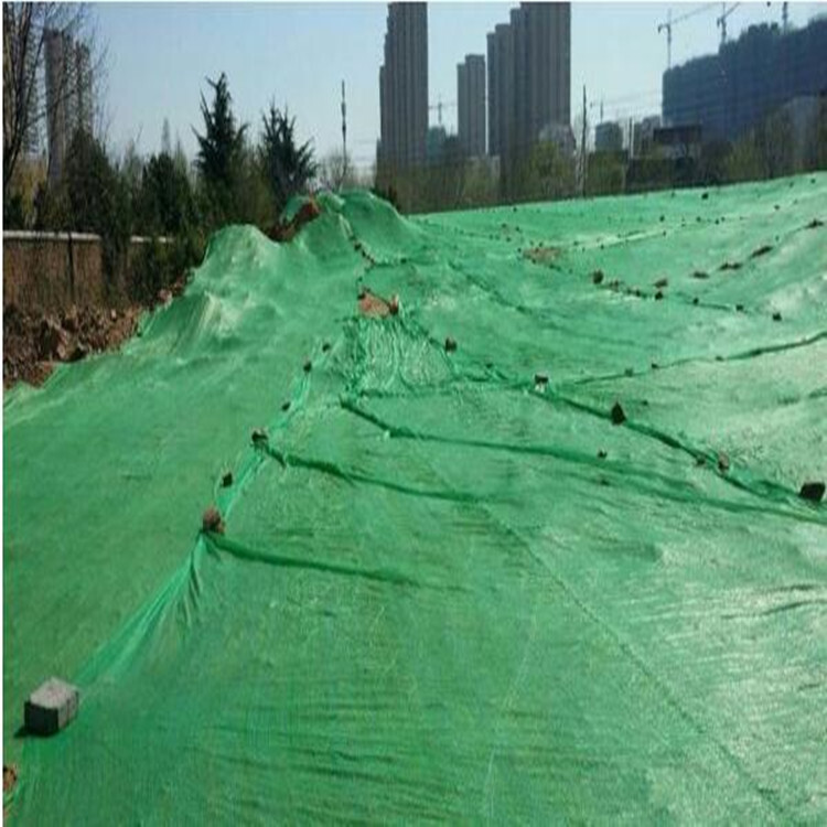 1.5 kim tiêm xây dựng được bao phủ bởi một tấm lưới phủ đất màu xanh lá cây