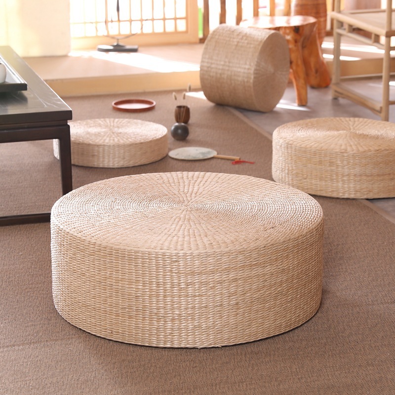 Đoàn dân ngồi trên một tấm thảm bằng thảo dược và ngồi nhà với một cháo sứ làn đường trà.