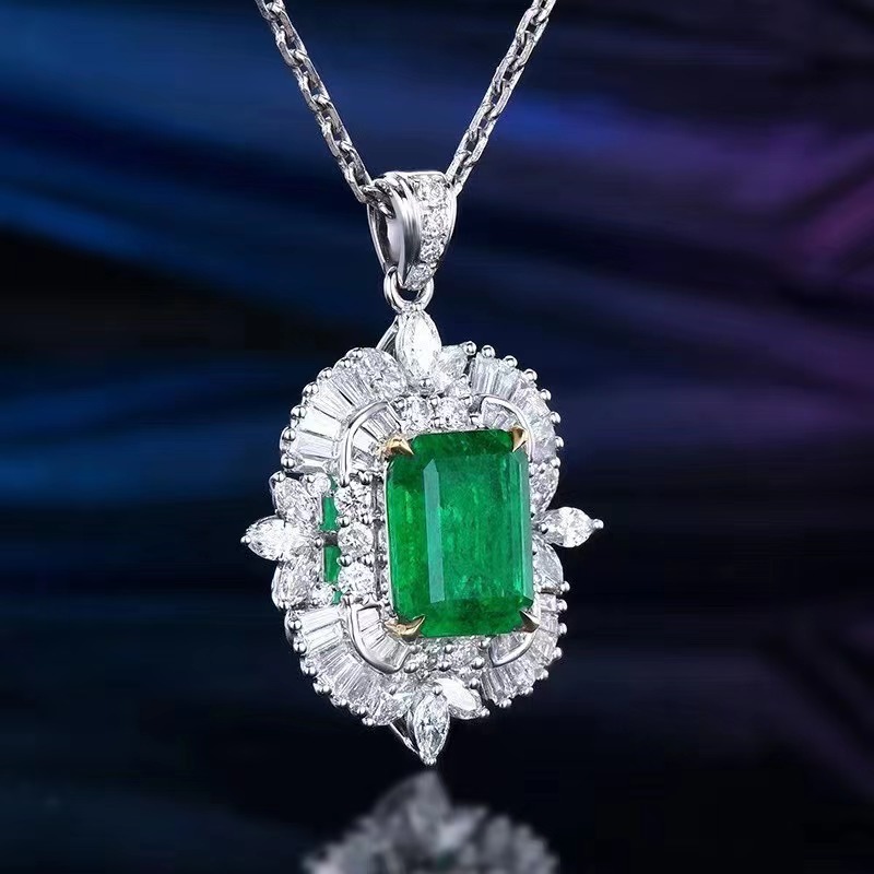 New piece of Zambia's natural grandmother's green locket pin double-use 7.2 carats of 18-k gold diamond squares.