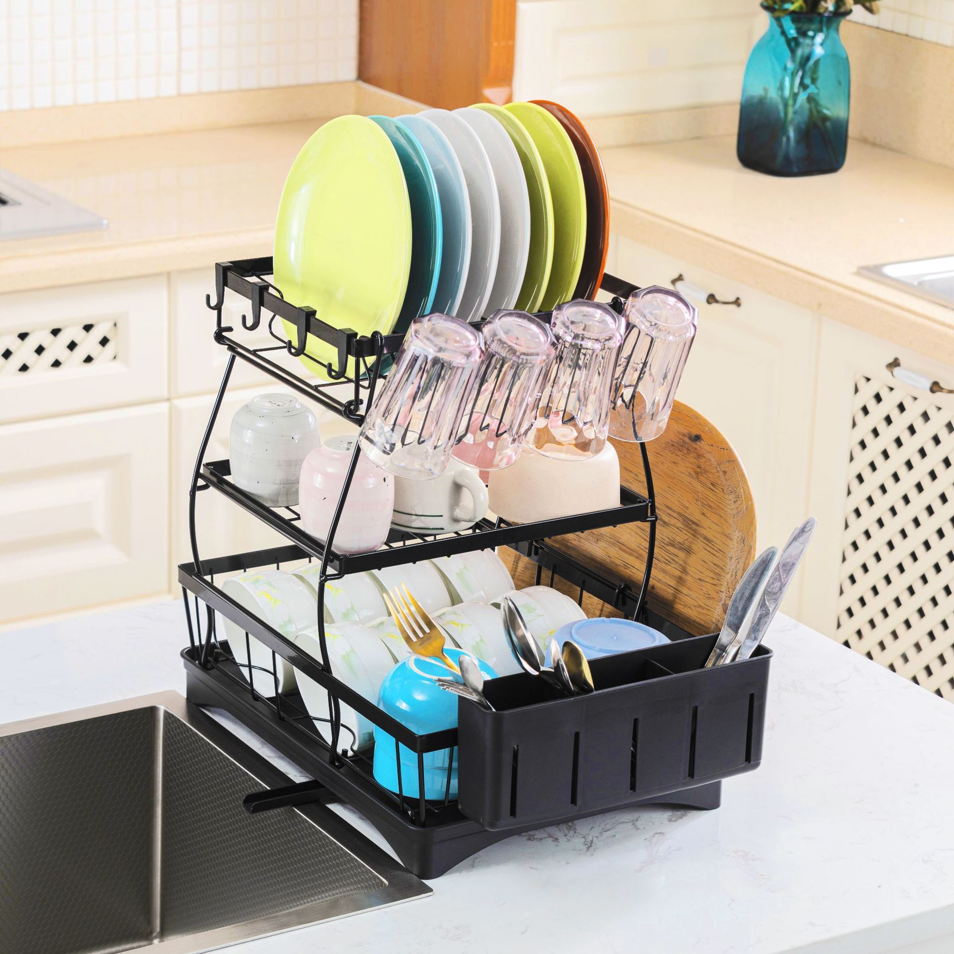 Một tô nhựa đường được chuẩn bị trên bàn của một tô đũa và xe nâng cạnh bồn rửa.