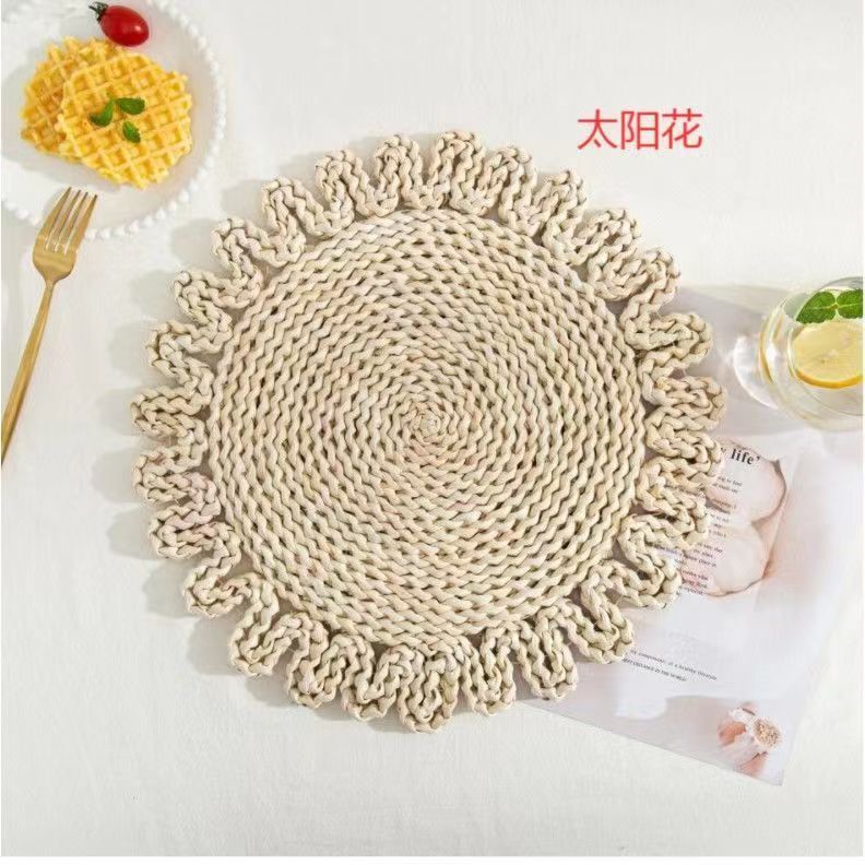Artisanal natural corn-coated mats, insulated with thick insulation mats and hot table mats