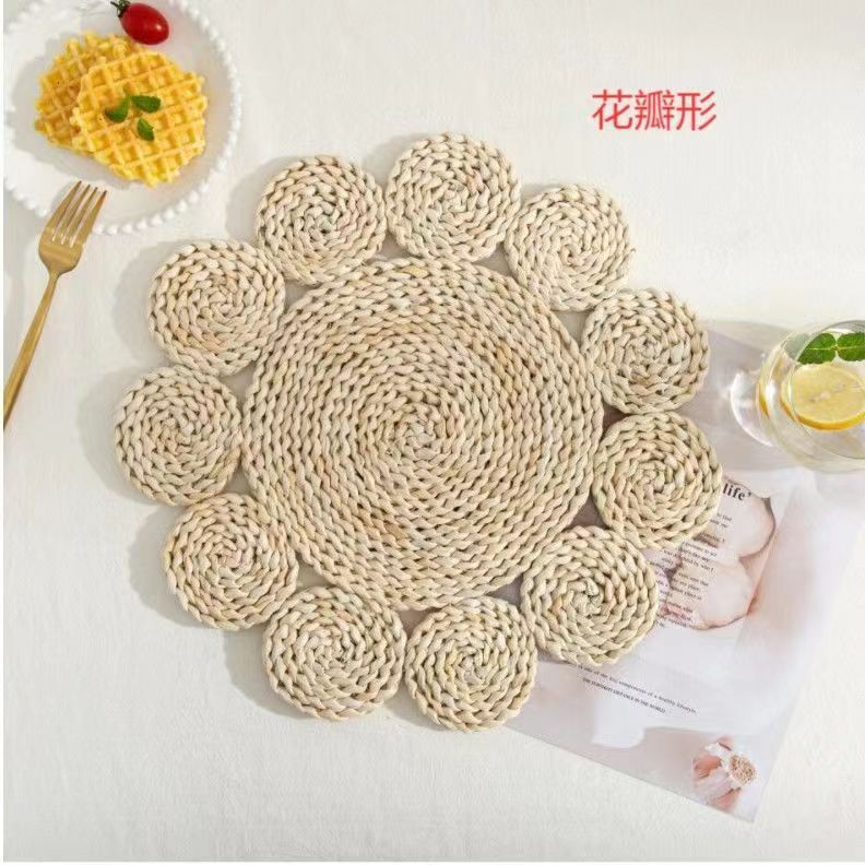 Artisanal natural corn-coated mats, insulated with thick insulation mats and hot table mats
