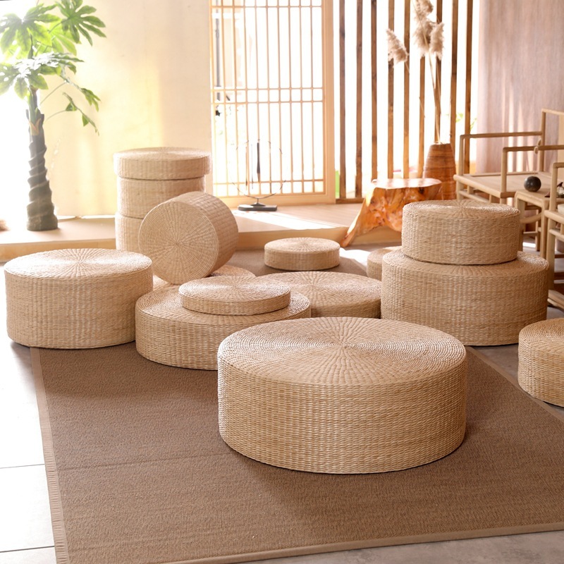 Đoàn dân ngồi trên một tấm thảm bằng thảo dược và ngồi nhà với một cháo sứ làn đường trà.