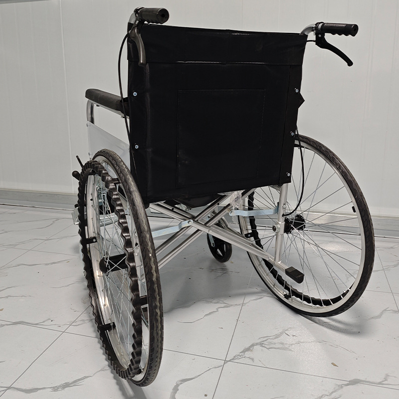 Hand-held wheelchairs can be folded by the factory ' s roller-and-roller for the elderly with the disability