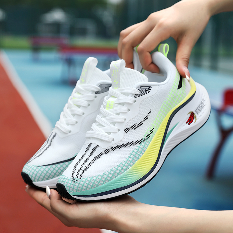On-line sneakers, girls' shoes are so thin, they're so thin, they're so thin, they're so hot, they're so hot.