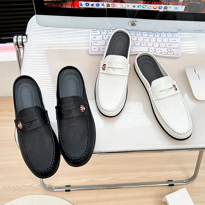 Men's bean-shoes are full of slugs.