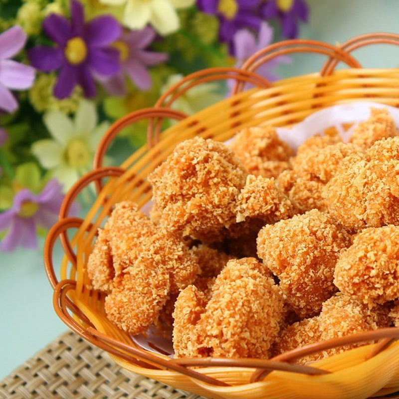 Thịt gà, bánh bao, quảng cáo với 1 kg Kendrick Cricket trên miếng thịt gà chân.