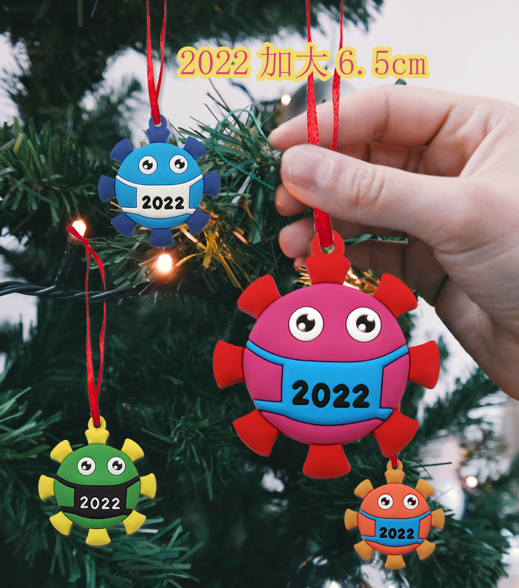 Hai mươi hai đồ trang trí Giáng sinh ở trạm xăng của Santa.