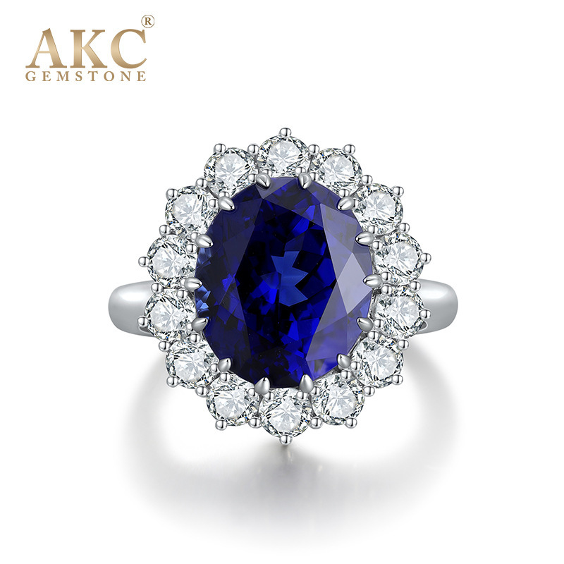 The factory sells the Royal Blue-bred sapphire ring, an elliptical egghead ring, 7 carats of stone 925 silver.