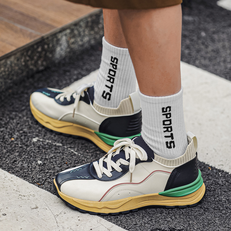 Men's shoes retrospect ice-coated sneakers with round heads and a bunch of small white shoes.