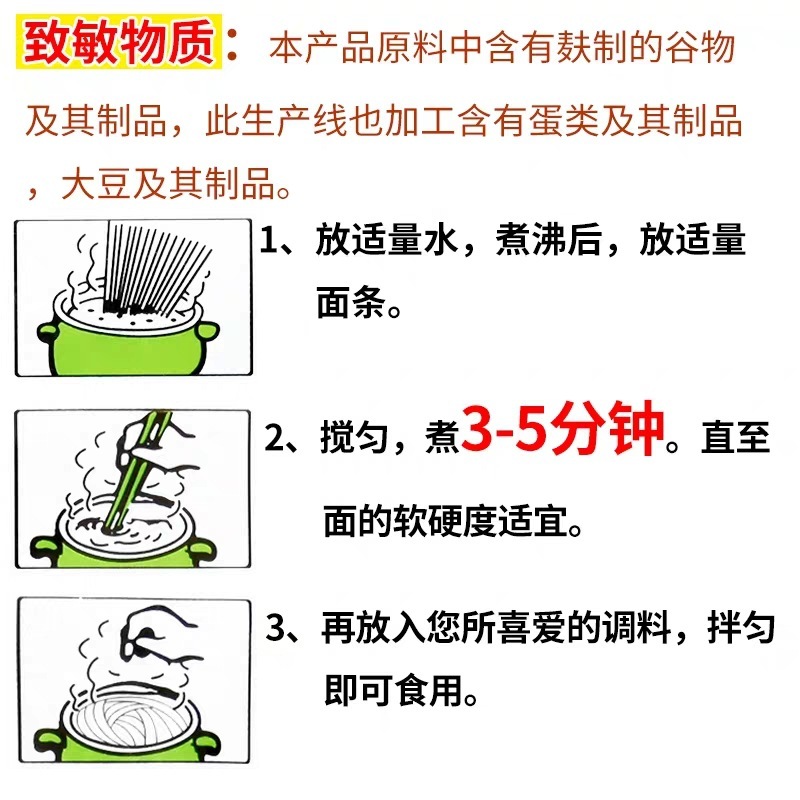 Ba quả anh đào nước sốt và nước sốt và nước thịt với mì trên bàn.