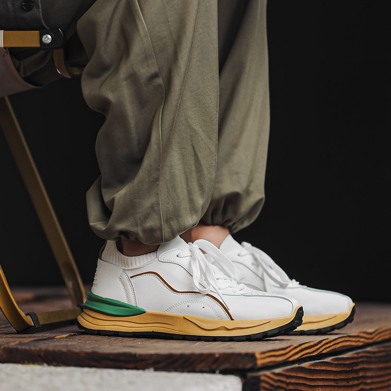 Men's shoes retrospect ice-coated sneakers with round heads and a bunch of small white shoes.