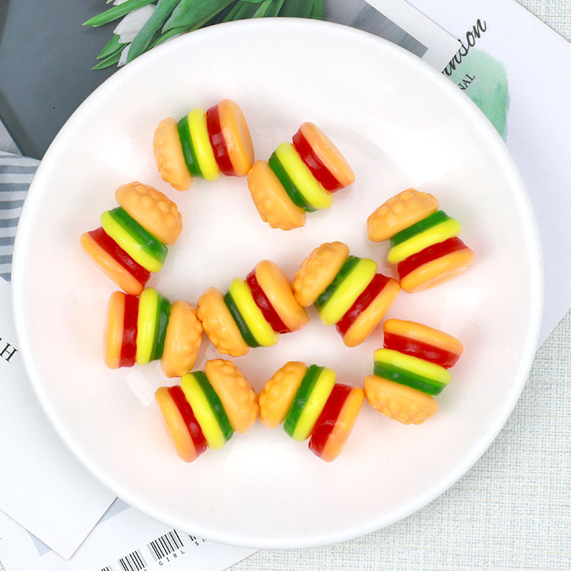 Mười gram thịt băm bơ-gơ với vỏ bao cao su lót cho trẻ em với thức ăn dư thừa.