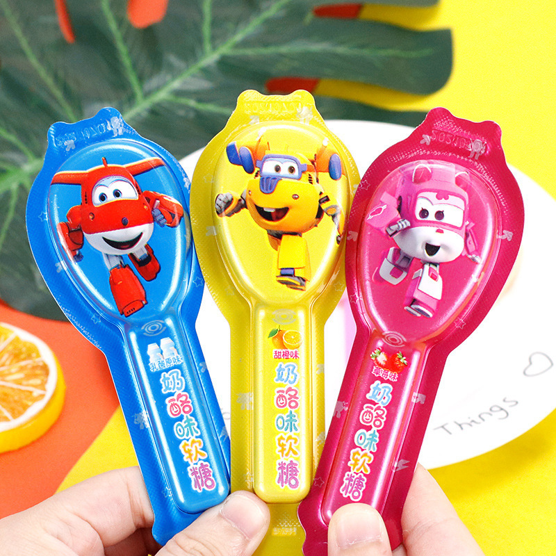 30 đứa trẻ ăn phô mai với bánh kem vàng, sữa tươi và kẹo ngọt tươi với một cái bao kẹo nhỏ