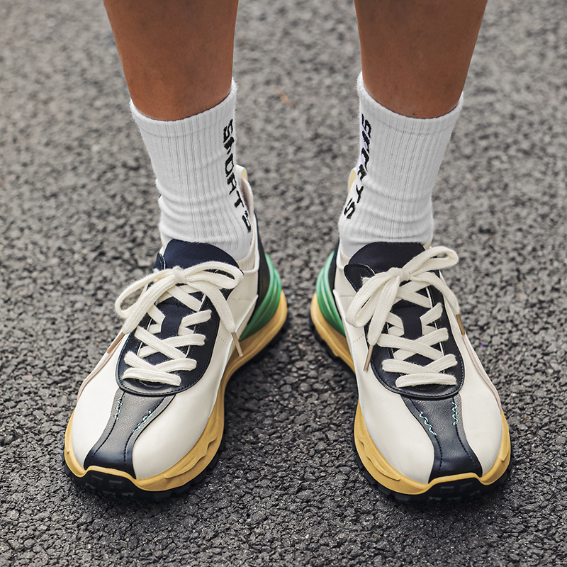 Men's shoes retrospect ice-coated sneakers with round heads and a bunch of small white shoes.